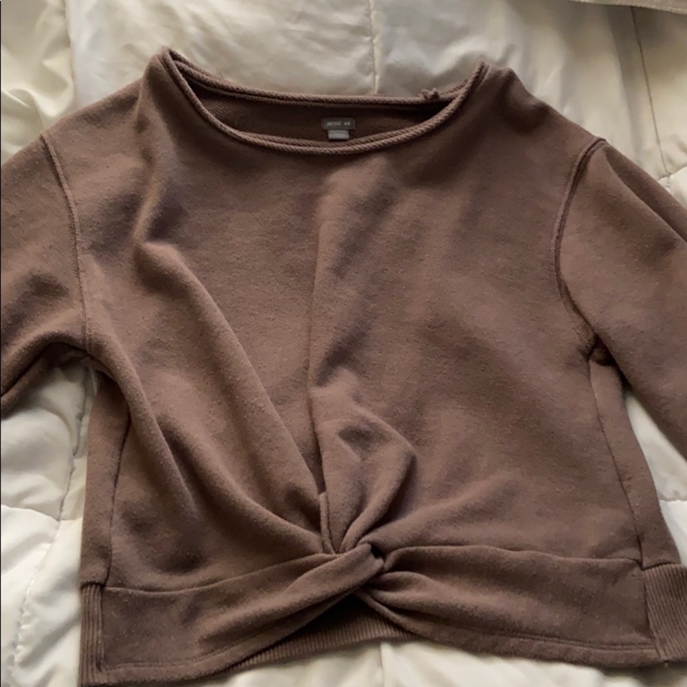 Cropped long sleeve with a twist in the front